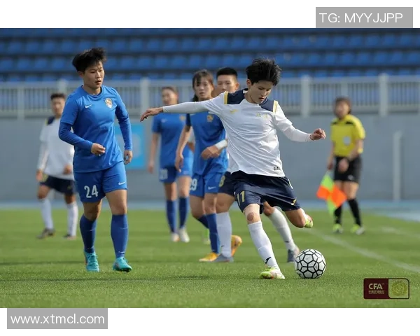 足球明星跨界挑战精彩瞬间踢球与上篮完美结合的视觉盛宴