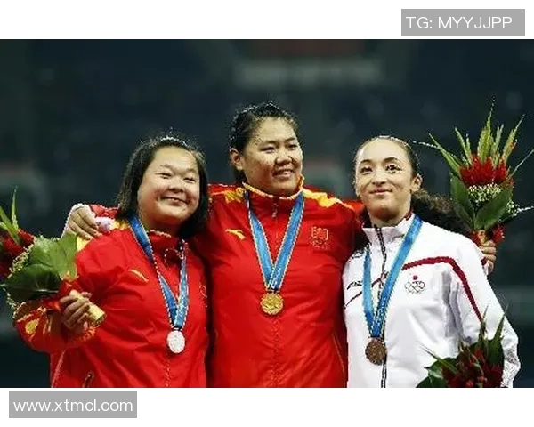 女子与足球明星亲密合影展现运动魅力与风采的精彩瞬间